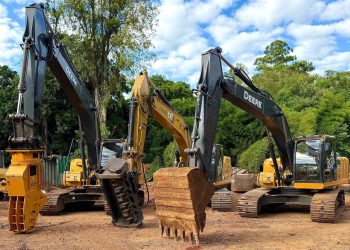 Escavadeiras de 22 Toneladas com Implementos (triturador de galhos, mandíbula para destruir estruturas de alvenaria e ferragens, martelete, concha e destocador)