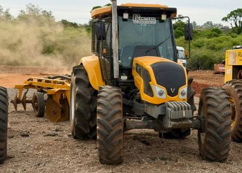 Trator de Pneu com Implementos Agrícolas