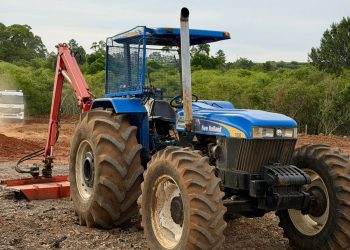 Trator de Pneu com Roçadeira Lateral